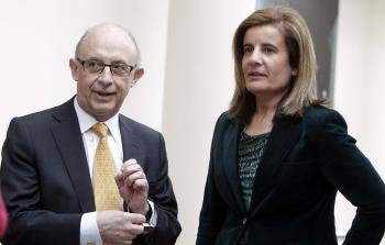 El ministro de Hacienda, Cristóbal Montoro con Fátima Báñez (Foto: EFE)
