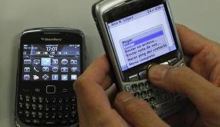 Un usuario con dos móviles (Foto: EFE)