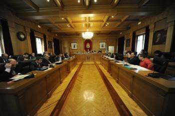 Los diputados provinciales durante el pleno de la Diputación celebrado ayer. (Foto: MARTIÑO PINAL)
