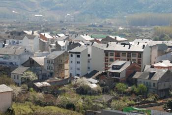 Las viviendas sin incluir en el catastro están por toda la villa, incluido este barrio de A Rúa. (Foto: LUIS BLANCO)