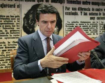 José Manuel Soria, el pasado miércoles, en una comparecencia en el Senado (Foto: PACO CAMPOS)
