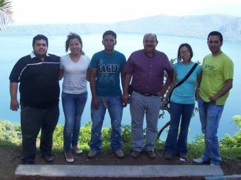 Diego Sánchez, técnico municipal (primero por la derecha), durante su estancia en Nicaragua. (Foto: MIGUEL ÁNGEL)