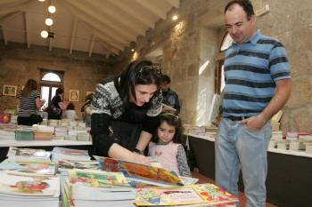 Os máis pequenos disfrutaron da amplia selección de libros e productos educativos en galego que se poden mercar na feira. (Foto: MARCOS ATRIO)