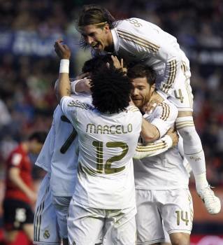 Los jugadores del Madrid celebran uno de los goles. (Foto: JESÚS DIGES)