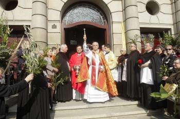 El obispo bendice los ramos, rodeado de los miembros del cabildo. (Foto: MIGUEL ÁNGEL)