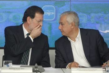 El presidente del PP, Mariano Rajoy conversa con Javier Arenas. (Foto: JAVIER LIZÓN)