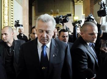Pál Schmitt abandona el Parlamento tras anunciar que dimite de su cargo por el escándalo de plagio. (Foto:  LASZLO BELICZAY)