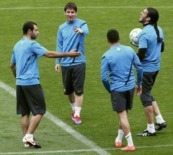 Mascherano, Messi, Alexis y el guardameta Pinto, ayer durante el entrenamiento del Barcelona. (Foto: ALBERT OLIVÉ)
