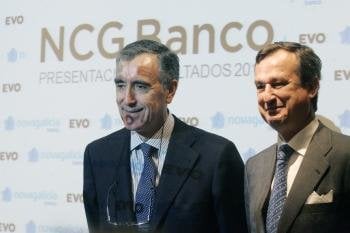 Castellano y González Bueno presentaron ayer en una rueda de prensa en Santiago los resultados de 2011 y el plan de recapitalización.