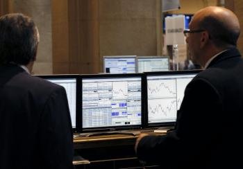 Dos inversores miran en la sede de la Bolsa española (Foto: EFE)