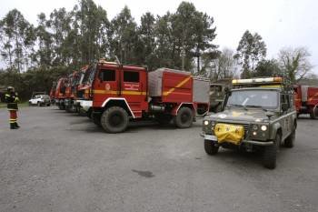 Vehículos de la Unidad Militar de Emergencias, en las inmediaciones de las Fragas del Eume. (Foto: KIKO DELGADO)