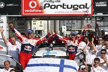 Mikko Hirvonen en el podio del rally de Portugal (Foto: EFE)