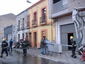 Operarios de los bomberos de Valdeorras trabajaron ayer a la mañana para desescombrar el edificio. (Foto: J. M. CRUZ)
