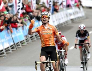 El corredor del Euskaltel Euskadi Samuel Sánchez celebra su victoria en la tercera etapa de la 52 Vuelta al País Vasco (Foto: EFE)