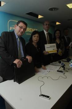 Collarte, Leyte, Delgado, Vázquez y Pérez de Juan (PP) y MIguel Fidalgo (PSOE) analizaron los presupuestos. (Foto: MIGUEL ÁNGEL)