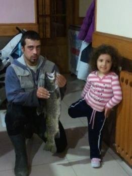 Iago y Marianne, con la trucha pescada en Os Barroncos.