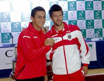  El tenista español Nicolás Almagro (i) y el austríaco Jurgen Melzer (d) se enfrentarán mañana en el primer partido de la eliminatoria de cuartos de final de la Copa Davis (Foto: EFE)