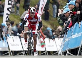 El ciclista español del equipo Katusha Joaquim 'Purito' Rodríguez se impone en la cuarta etapa de la Vuelta al Pais Vasco con un recorrido de 151 kilómetros con salida en Eibar y final en el alto de Ibardin. (Foto: EFE)