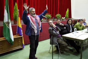 Juan Manuel Sánchez Gordillo, alcalde de Marinaleda, dirigiéndose a los asistentes a la reunión de IU en Paradas (Sevilla). (Foto: EDUARDO ABAD)