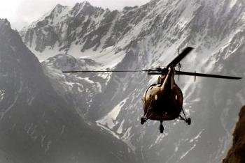   Fotografía de archivo tomada el 15 de mayo de 2005 que muestra a un helicóptero pakistaní sobrevolando los alrededores de Skardu cerca del glaciar Siachen.