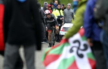 Un corredor sube un repecho durante la última etapa de la 52 Vuelta al País Vasco que se ha disputado hoy, 7 de abril, con salida y llegada en la localidad guipuzcoana de Oñati.  (Foto: EFE)