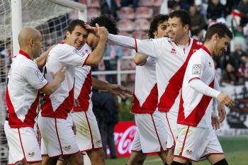 Los jugadores del Rayo Vallecano celebran su quinto gol ante Osasuna (Foto: EFE)
