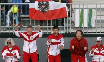 Los integrantes del equipo austriaco celebran un punto de sus compañeros Alexander Peya y Oliver Marach contra los españoles Marcel Granollers y Marc López (Foto: EFE)