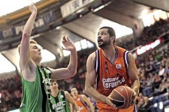  El pivot hispano-brasileño del Valencia Basket, Vitor Faverani (d), intenta superar la defensa del pívot holandés FIATC Mutua Joventut, Henk Norel (Foto: EFE)