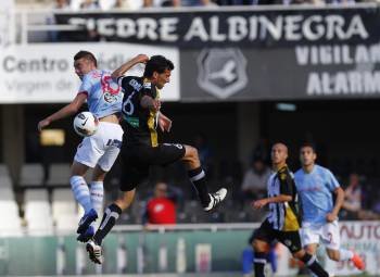 Iago Aspas disputa la pelota con un rival del Cartagena. (Foto: ATLÁNTICO)