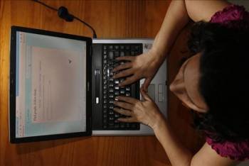 Una joven accede a una red social a través de internet. (Foto: ARCHIVO)