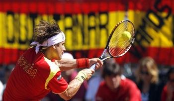 El tenista español David Ferrer devuelve la bola al austriaco Jürgen Meltzer durante el cuarto partido de la eliminatoria de cuartos de final de la Copa Davis que se disputa en Oropesa del Mar. (Foto: EFE)