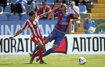 El defensa del Levante UD Juanfran García (d) pelea un balón con el delantero argentino del Atlético de Madrid, Eduardo Salvio (Foto: EFE)