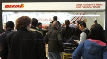 La aerolínea Iberia ha cancelado para hoy, 9 de abril de 2012, 126 vuelos en la primera de las 30 jornadas de huelga. Foto: EFE/J.J. Guillén