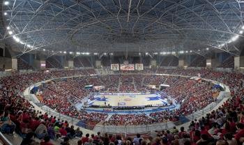 El pabellón Buesa Arena de Vitoria y los 15.504 espectadores que se han dado cita para asistir al partido entre Caja Laboral y Real Madrid le convierten en el partido con mayor asistencia de la historia a un partido de la Liga Endesa.  (Foto: EFE)