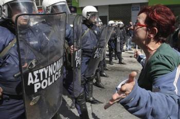 Varios agentes de la policía griega, durante una manifestación. (Foto: ARCHIVO)