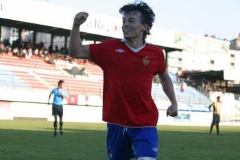 Jaime Noguerol celebra el segundo gol, el que le daba la victoria ante el Bouzas. (Foto: JOSÉ PAZ)