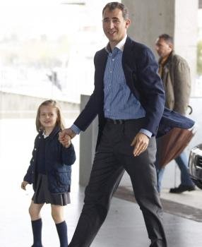 El príncipe de Asturias, acompañado de la infanta Leonor, a su llegada esta tarde a la clínica Quirón.EFE