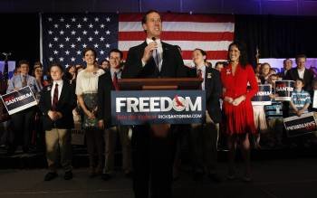 Rick Santorum habla a sus seguidores durante un mitin la pasada semana en Mars, Pensilvania.   (Foto: DAVID MAXWELL)