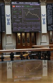 Panel informativo en el palacio de la Bolsa de Madrid de su principal indicador, el IBEX 35, que rebota hoy, 11 de abril de 2012 (Foto: EFE)