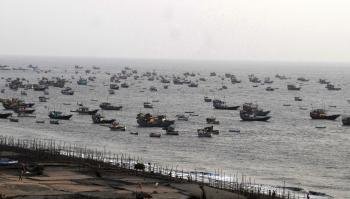 Vista de las barcas de pescadores que son abandonadas debido a la alerta de tsunami en la localidad de Thane (Foto: EFE)
