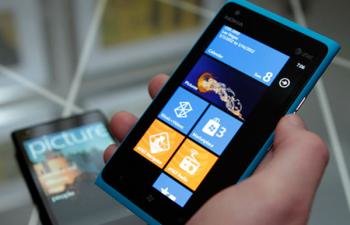 El nuevo móvil Nokia Lumia 900 (Foto: EFE)