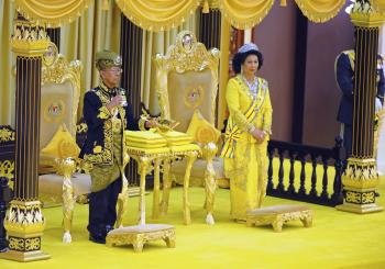 El rajá del estado de Kedah, Abdul Halim Muadzan (i), asiste a su coronación con su esposa, Haminah Hamidun (d), en el Palacio Nacional de Kuala Lumpur, Malasia. EFE