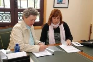 Carmen Freire  y Amparo Rodríguez firmando  