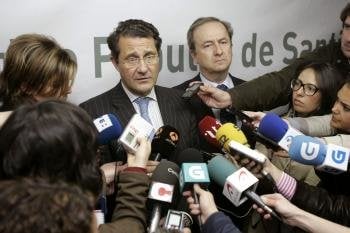  El alcalde de Santiago de Compostela, Gerardo Conde Roa (c), acompañado por su abogado, Ramón Savín, en la sede local del PP. 