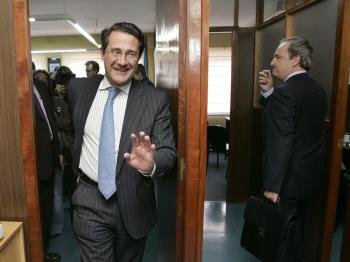 El alcalde de Santiago de Compostela, Gerardo Conde Roa (i), acompañado por su abogado, Ramón Savín  (Foto: EFE)
