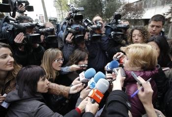 Paloma Pérez (d), de 54 años, niña robada en el madrileño hospital de Santa Cristina, hace declaraciones a los periodistas en el exterior del Juzgado de Instrucción número 47 de Madrid (Foto: EFE)
