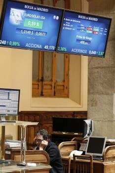 Paneles informativos en el palacio de la Bolsa de Madrid, cuyo principal indicador, el IBEX 35 (Foto: EFE)