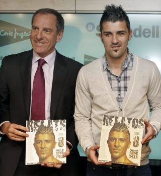  El delantero del Barcelona David Villa (d) junto al periodista Ramon Rovira.EFE
