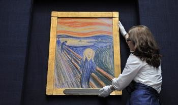 Una empleada de la casa de subastas Sotheby's posa con 'El grito' de Edvard Munch, en Londres, Reino Unido (Foto: EFE)