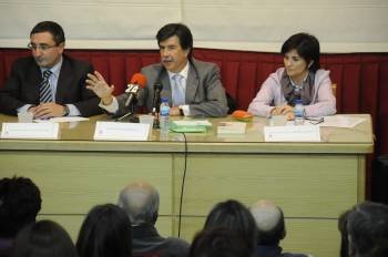 El alcalde, Argimiro Marnotes; el ponente, Javier Urra, y la concejala de Servicios Sociales, Purificación Alberte. La Casa da Cultura estuvo abarrotada de público.